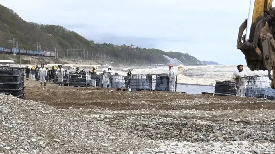 Бывший главный санитарный врач России назвал страну «самой безопасной» для туризма из‑за отсутствия опасных инфекций, в то время как дроны поражают НПЗ, терминалы и жилые дома, а Туапсе сталкивается с крупным разливом нефти и загрязнением воздуха.