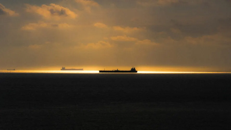 После начала активных досмотров в шведских водах подсанкционные танкеры с российской нефтью стали обходить Швецию и Великобританию более длинными маршрутами, что повышает затраты на перевозку и риски.