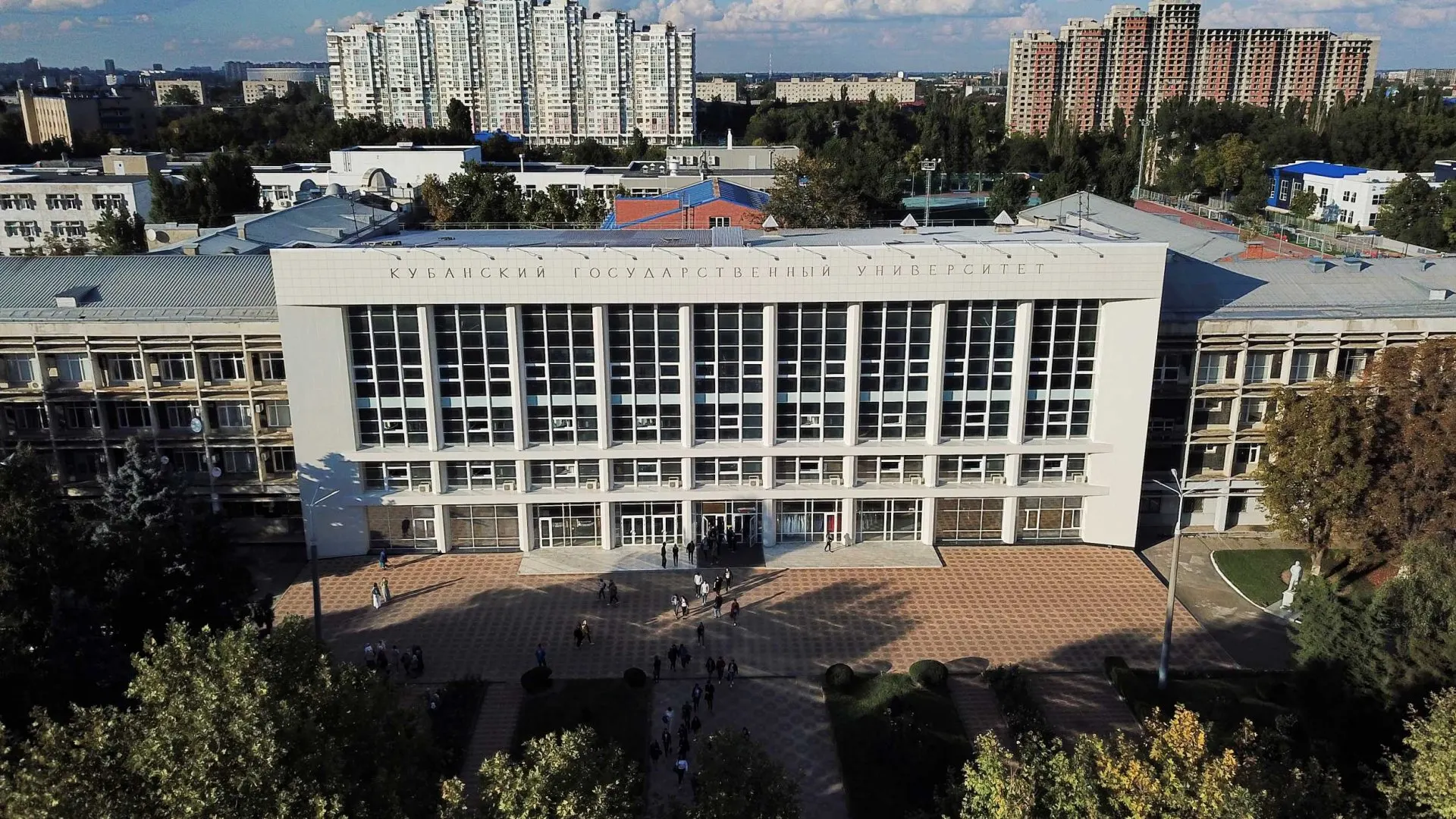 Студентов Кубанского государственного университета отрывают от занятий для участия в «военно‑патриотических» встречах, где им проводят агитацию за контрактную службу. Отсутствие или уход с таких мероприятий грозят дисциплинарными взысканиями.