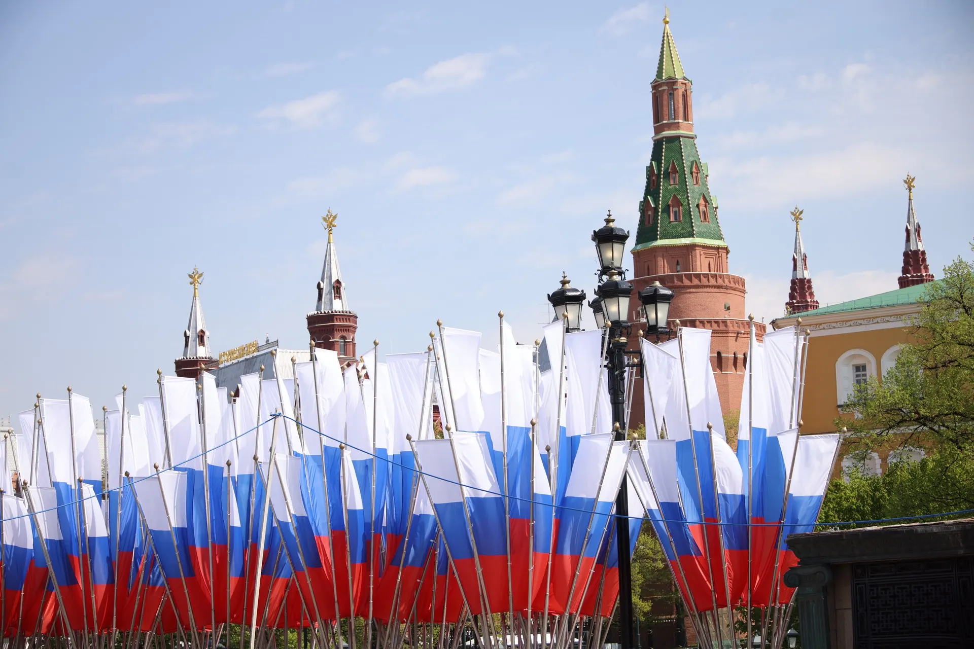 Ведомство заявило о прекращении боевых действий с 00:00 8 мая до 10 мая; одновременно прозвучало предупреждение о массированном ударе по центру Киева в случае попыток сорвать столичные мероприятия.