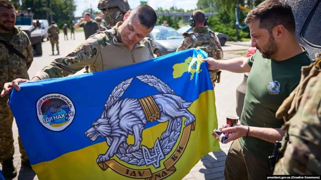 Президент Украины заявил, что действия вооружённых сил 9 мая будут «зеркальными». Накануне по России нанесены удары беспилотников: серьезно пострадала служба контроля воздушного движения в Ростове‑на‑Дону, из‑за чего нарушена работа ряда аэропортов на юге страны.