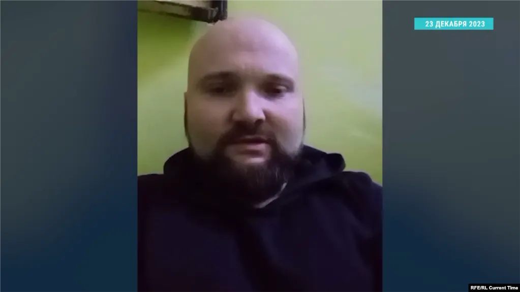 Южный окружной военный суд в Ростове-на-Дону назначил двум участникам байкерского сообщества сроки по делу о подготовке поджогов военкоматов — 10 и 7 лет колонии. Правозащитники признают обвиняемых политзаключёнными и указывают на заявления о пытках; один сообвиняемый скончался.