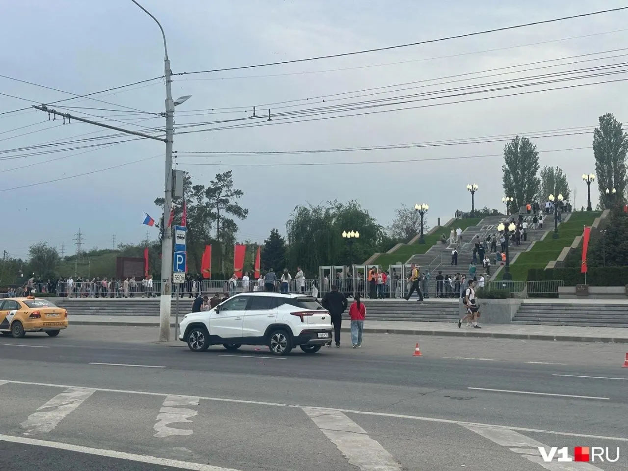 Волгоградцы и гости города собрались заранее: первый показ начнётся в 20:30, затем сеансы в 21:30, 22:30 и 23:30.