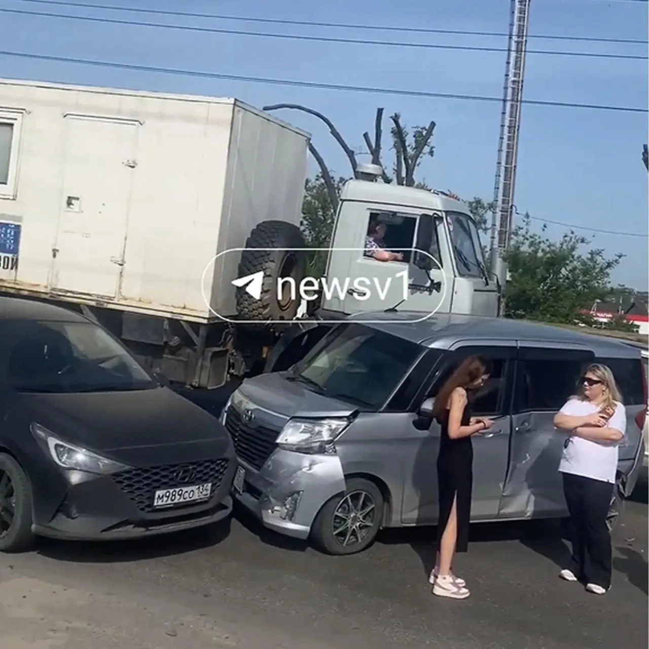 В результате аварии на СХИ пострадали два человека, повреждены восемь автомобилей, в числе которых передвижной флюорографический кабинет областного противотуберкулезного диспансера.