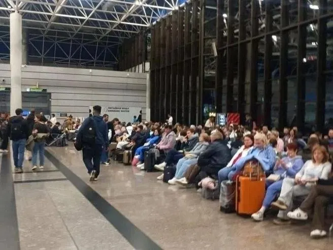 К утру 2 мая три самолёта вернулись с запасных аэродромов, ещё 19 рейсов серьёзно задержаны.