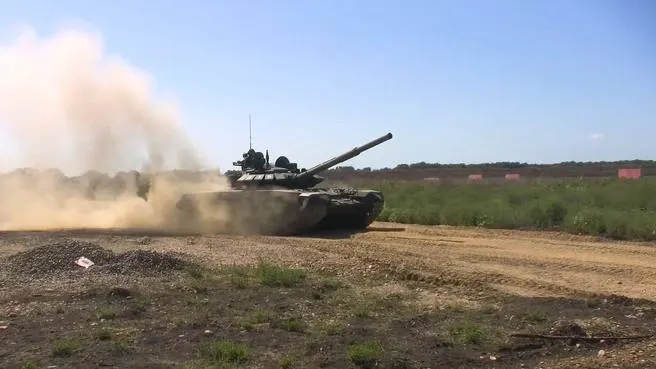 В Ростовской области продолжается набор на контрактную службу — требуются механики‑водители, связисты, операторы боевых машин и специалисты РЭБ. Новобранцев тренируют на Т‑72Б3, отрабатывают корректировку огня при помощи разведывательных дронов и обучают тактике и работе с техникой.