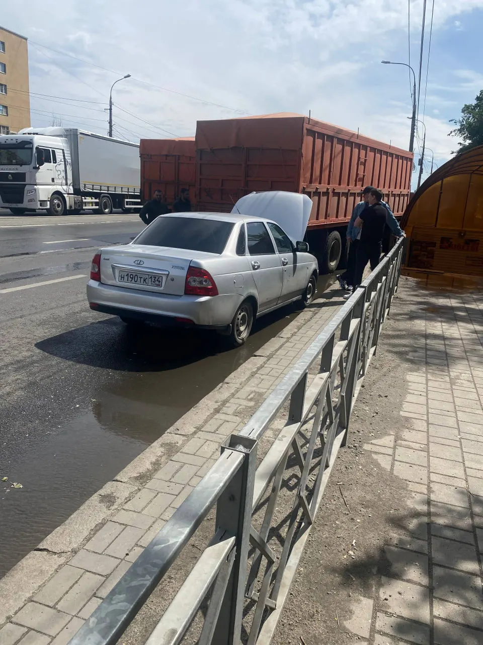 Прицеп отделился в движении и врезался в три автомобиля. Обошлось без пострадавших, на месте — повреждённые машины.