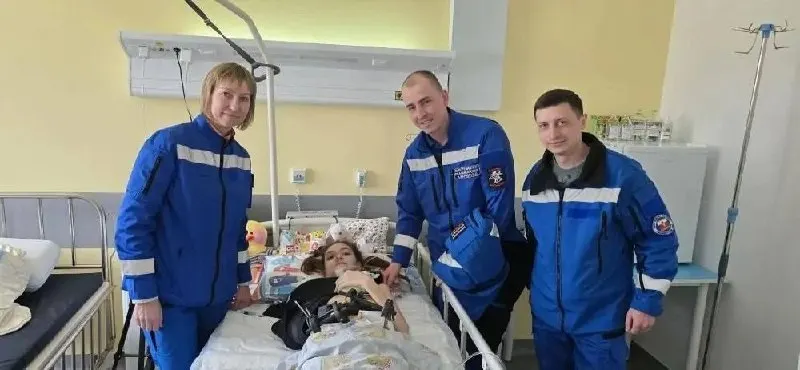 Бригада медиков провела неотложную реанимацию: 15 минут без самостоятельного сердцебиения, затем пациентку доставили в Детскую краевую клиническую больницу. Сейчас она восстанавливается после операций.