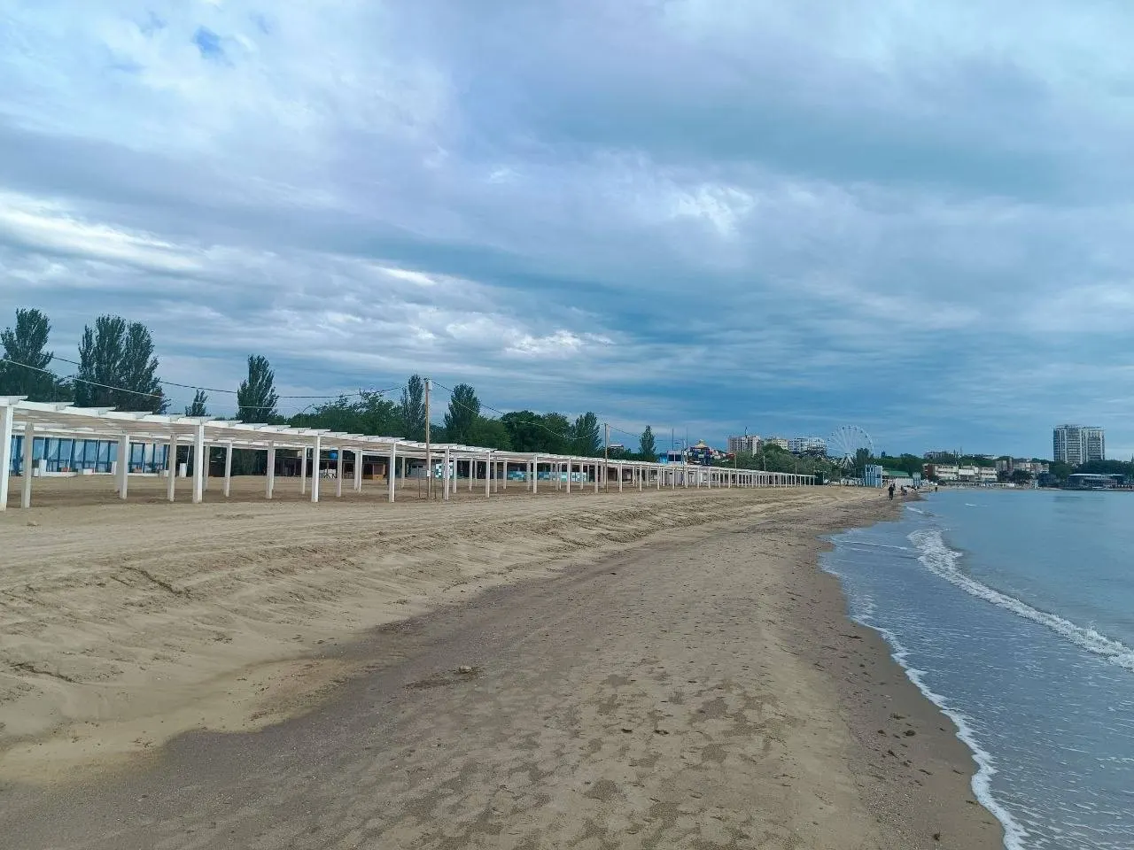 В Анапе после уборки мазута разрешили работу 15 пляжей, ещё 29 проходят экспертизы. Работы по ликвидации последствий разлива нефтепродуктов (около 2,4 тыс. тонн) ведутся под контролем Роспотребнадзора: обработано более 3,6 тыс. км береговой линии, вывезено около 185,3 тыс. тонн загрязнённого грунта; пробы воды соответствуют санитарным нормам.