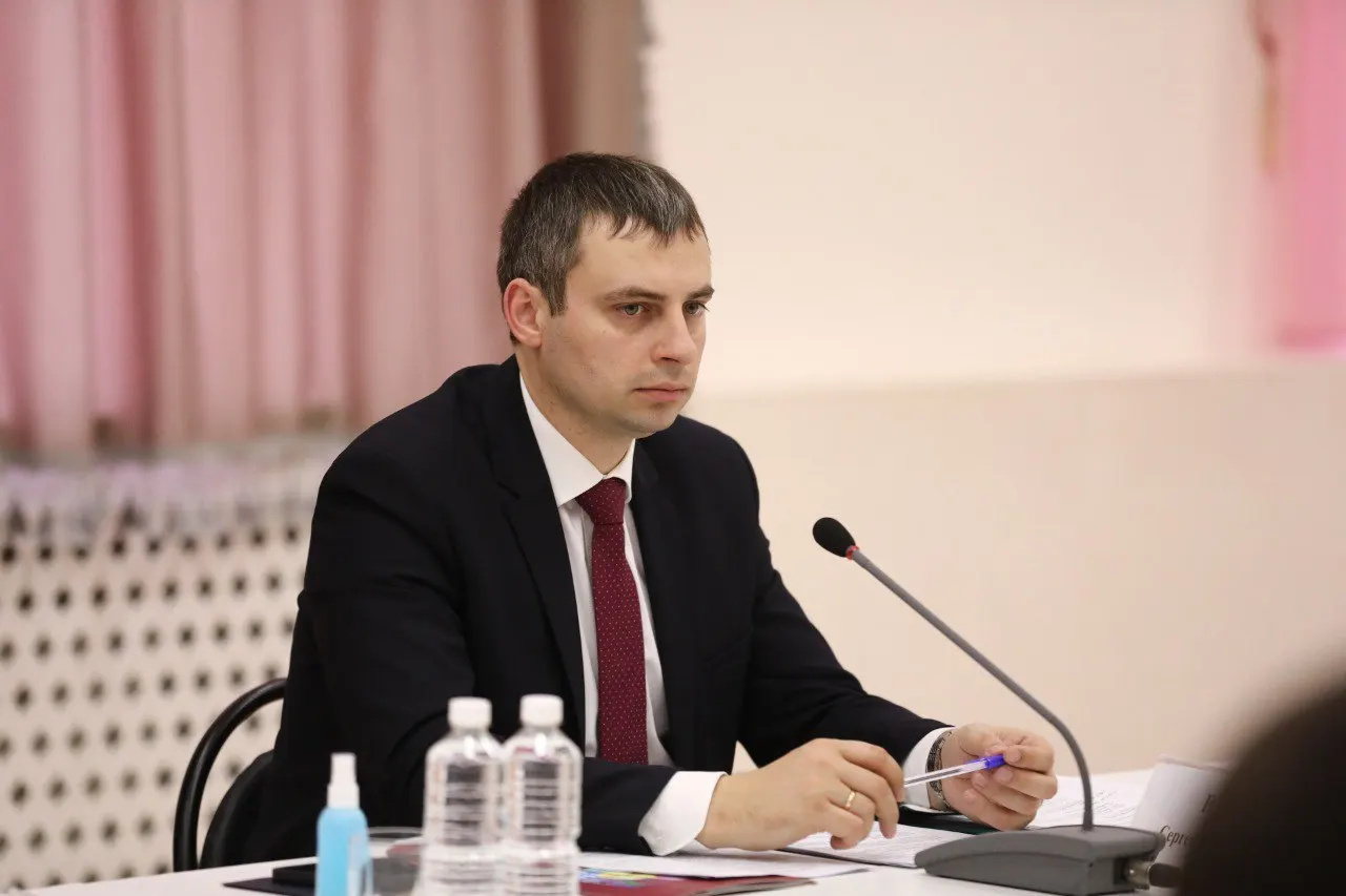 Источники сообщают о гибели 34‑летнего Сергея Власова на войне в Украине; официально он числится пропавшим без вести. Ранее чиновника приговорили к 11 годам и штрафу в 90 млн руб.