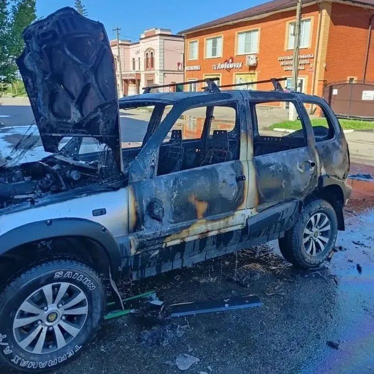 В Грайворонском и Шебекинском округах беспилотники нанесли удары по частным домам, автомобилям и хозяйственным постройкам; в одном случае загорелся магазин.