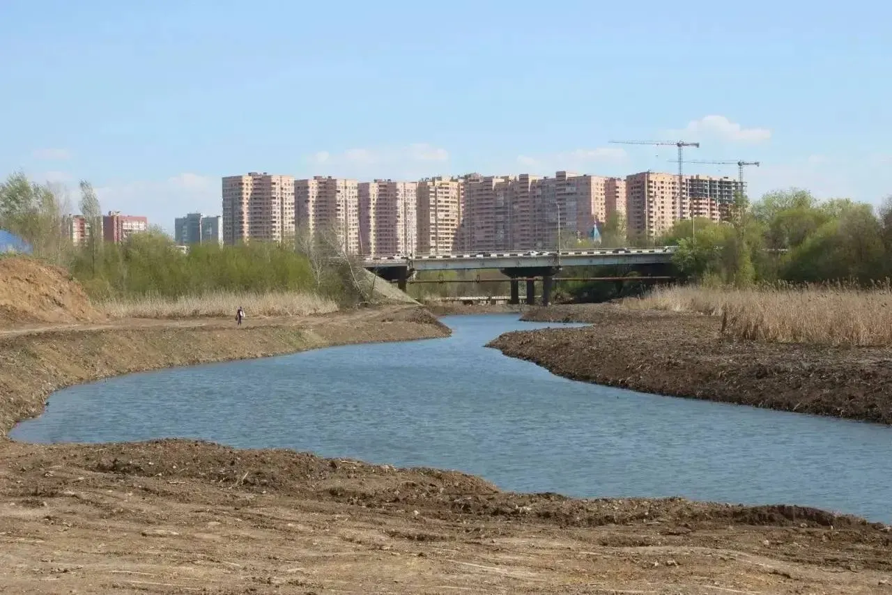 В Ростовской области ведут расчистку водных объектов. На балке Темерник очистили 5,6 км из 9,21 км, работы завершат к 2028 году; на реке Чепрак почти выполнена половина первого этапа, окончание — к 2027 году. В этом году обследуют ещё 15 водоёмов в 14 муниципалитетах.