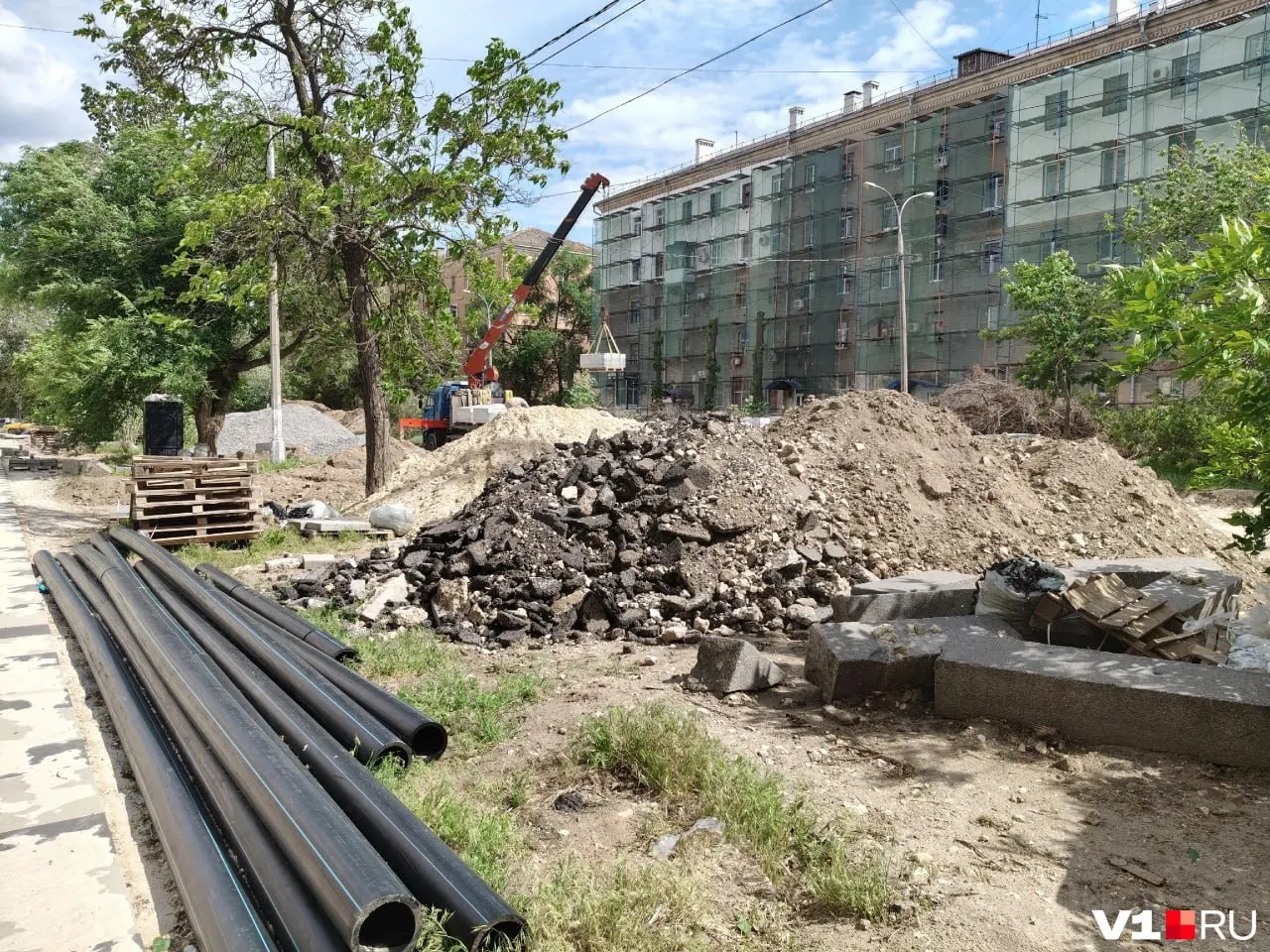 На одной из центральных улиц Тракторозаводского района идёт масштабная реконструкция: тротуары перекопали ради плитки, вырубают деревья, меняют бордюры и красят фасады. Работы растянутся до конца 2027 года, несмотря на привязку к столетию улицы.