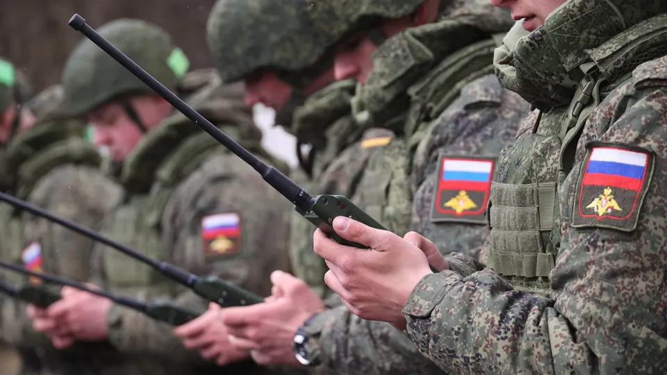 По данным трёх европейских разведок и имеющимся документам, примерно 200 россиян прошли подготовку в КНР по использованию дронов, средств РЭБ и другим военным специальностям; часть обученных затем вернулась и участвовала в боевых действиях на Украине. Официальный Пекин эти сведения отвергает.