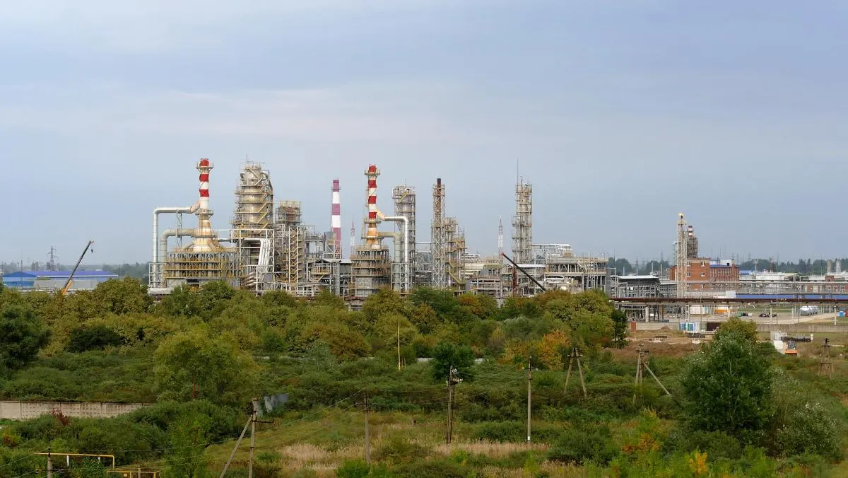 После серии ударов дронами несколько крупных нефтеперерабатывающих заводов в центральной России были остановлены или сократили производство — суммарная мощность поражённых объектов составляет примерно четверть российской переработки.