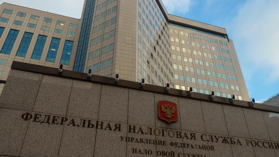 Налоговые органы активнее проверяют случаи закрытия и повторного открытия ИП, которые использовались для «обнуления» лимитов по НДС. За фиктивную перерегистрацию предпринимателям грозят доначисления, пени и штрафы на фоне роста дефицита федерального бюджета.