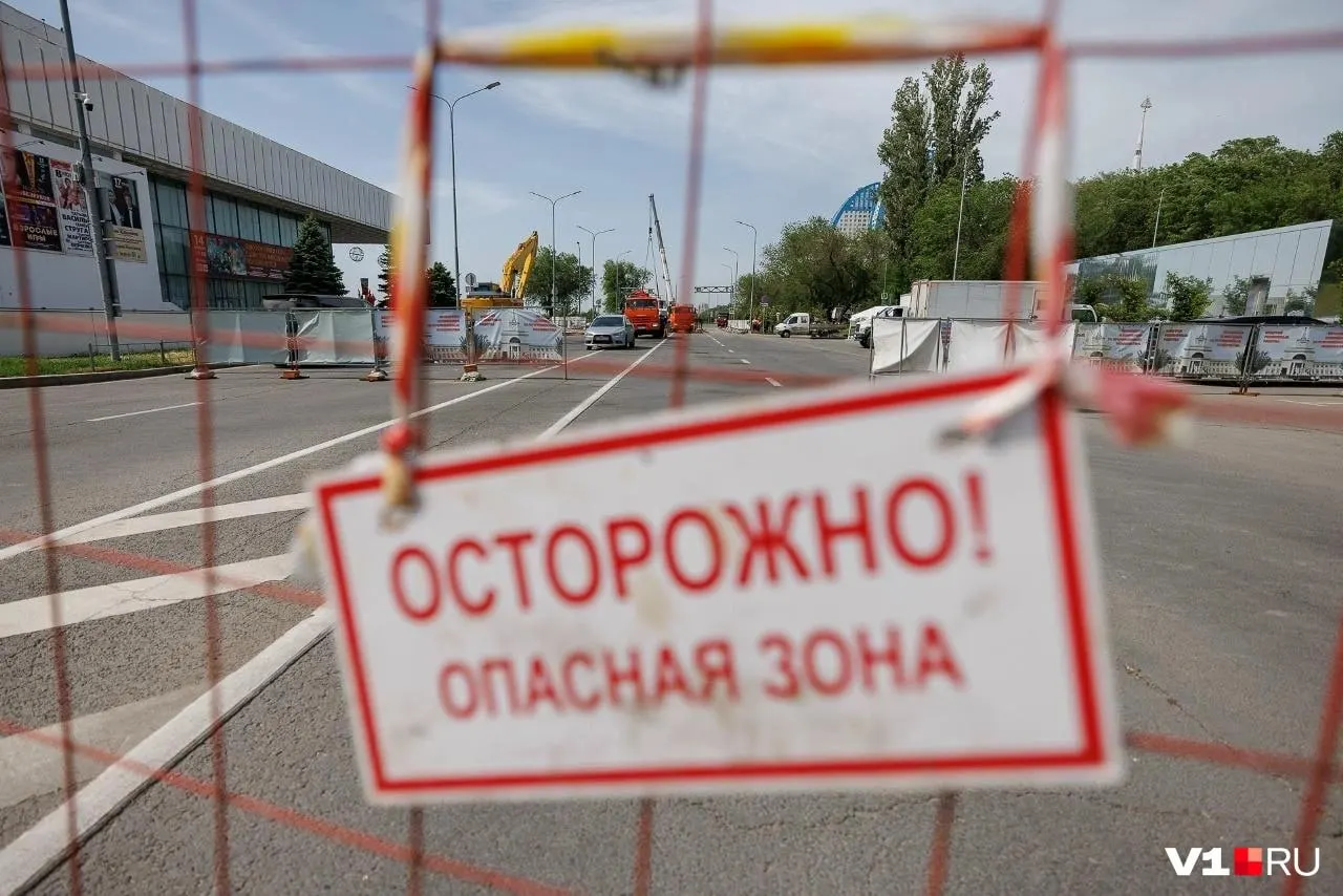 Из‑за порыва канализации на Нулевой продольной аварийные бригады работают почти круглосуточно: спасают трубу вручную, устанавливают деревянные щиты и просят водоотведение не перекрывать — сроки ремонта пока неизвестны.
