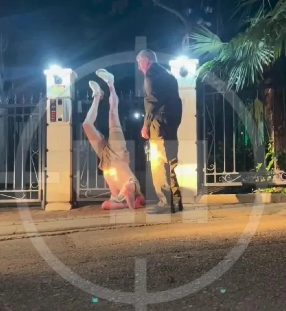Во время перелаза через ограду в Сочи мужчина зацепился ногой за металлический штырь и повис на ограде — прохожий вызвал спасателей.