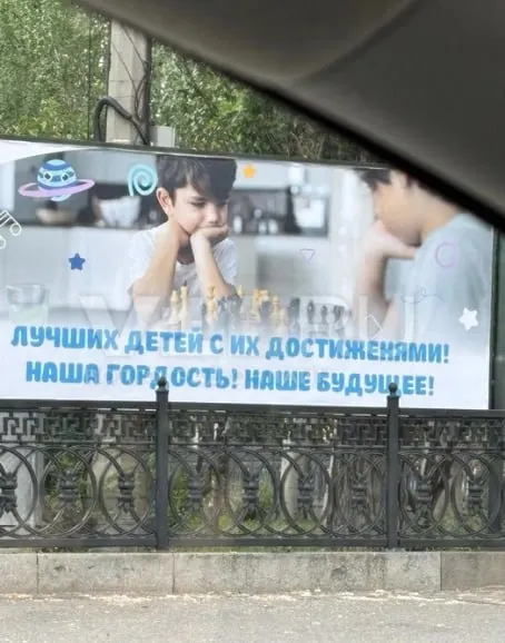 В центре Волгограда на праздничном плакате обнаружили ошибку в слове и отсутствие обязательного тире. Горожане направили запрос в администрацию с просьбой выяснить, кто отвечал за макет и будут ли исправления.