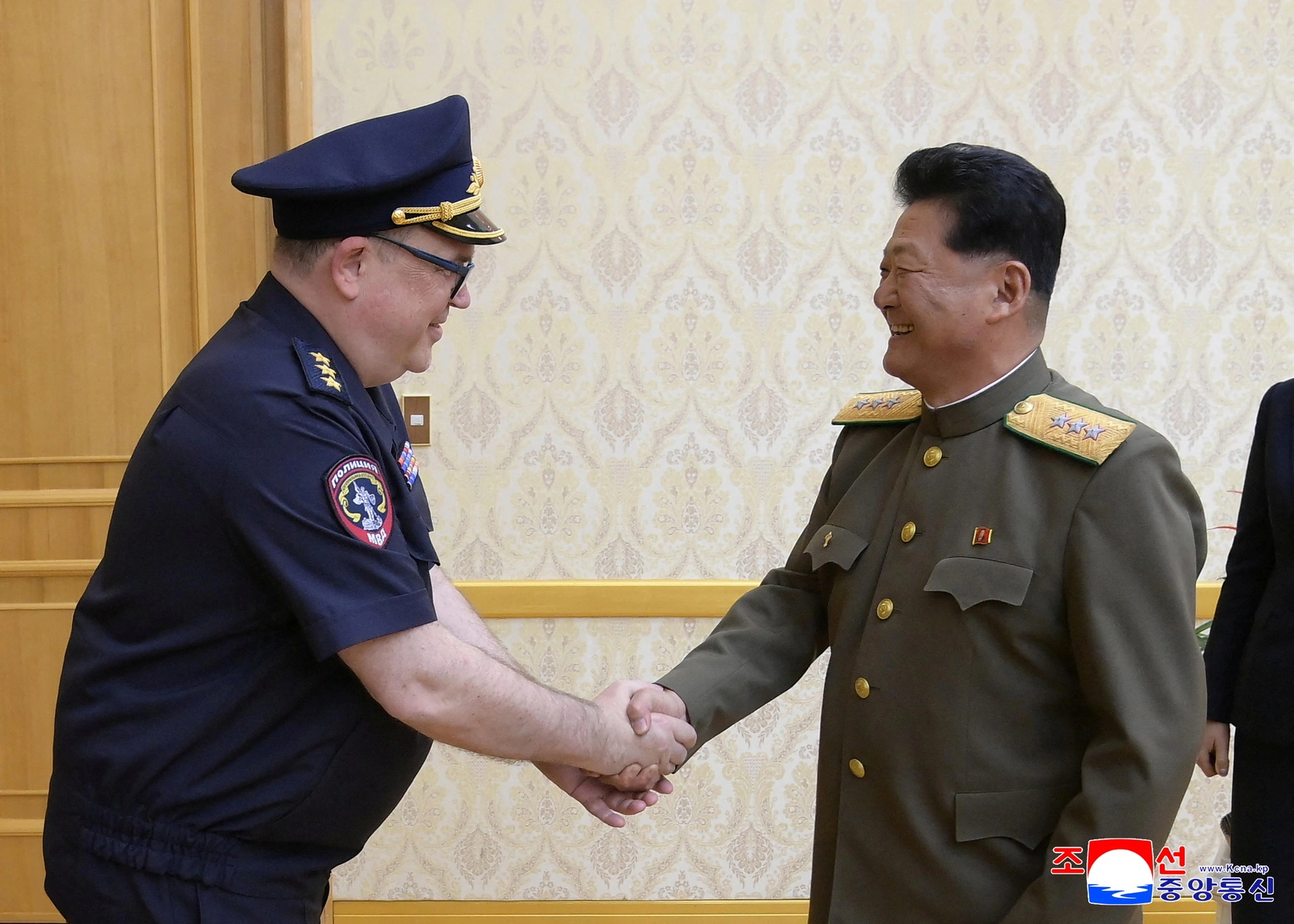 Президент назначил бывшего высокопоставленного сотрудника МВД на пост заместителя министра обороны. Назначение связывают с усилением финансового и технократического контроля в ведомстве.