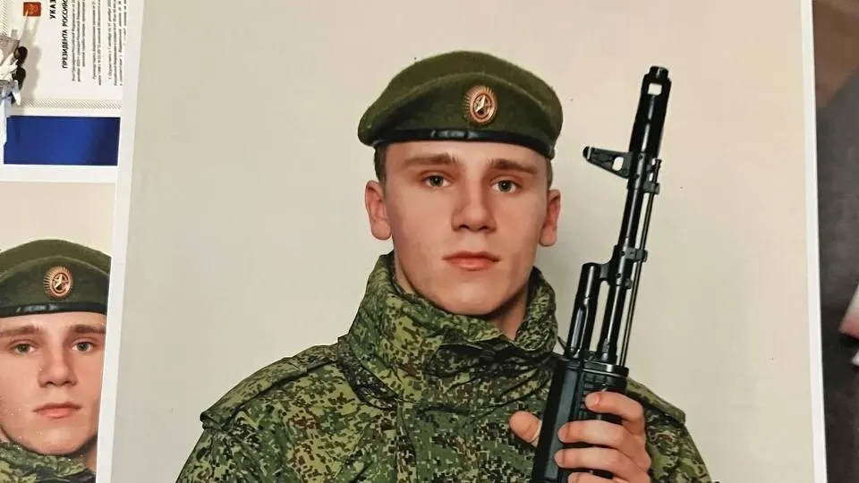 Кирилла Пономарева перевели из части в Забайкальском крае в Ростов-на-Дону; мать утверждает, что подпись в контракте — не его. Она обратилась в военную прокуратуру и намерена оспорить документы в суде.