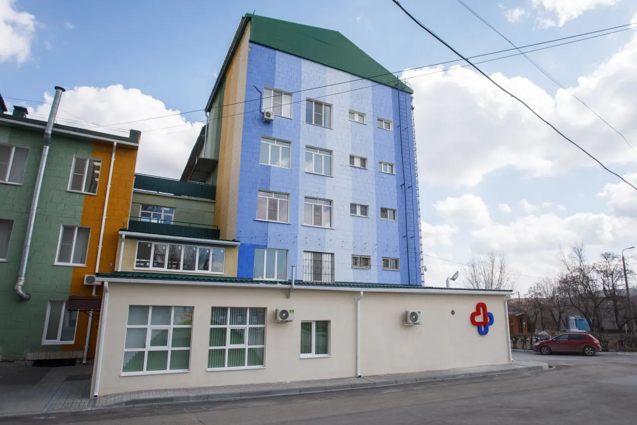 Двухлетняя девочка и пятилетний мальчик госпитализированы после наездов в центре Волгограда и в рабочем поселке Иловля. Полиция и региональный комитет здравоохранения уточняют обстоятельства и состояние пострадавших.