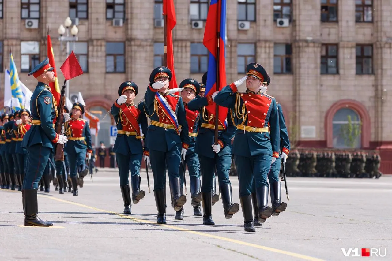 Военнослужащие роты Почётного караула, созданной 28 января 1968 года для несения службы на мемориале Мамаев курган, прошли торжественным маршем по площади. В парадном расчёте — военнослужащие в форме Сухопутных войск, ВВС и ВМФ, расчёт возглавляет гвардии капитан Григорий Лазарев.