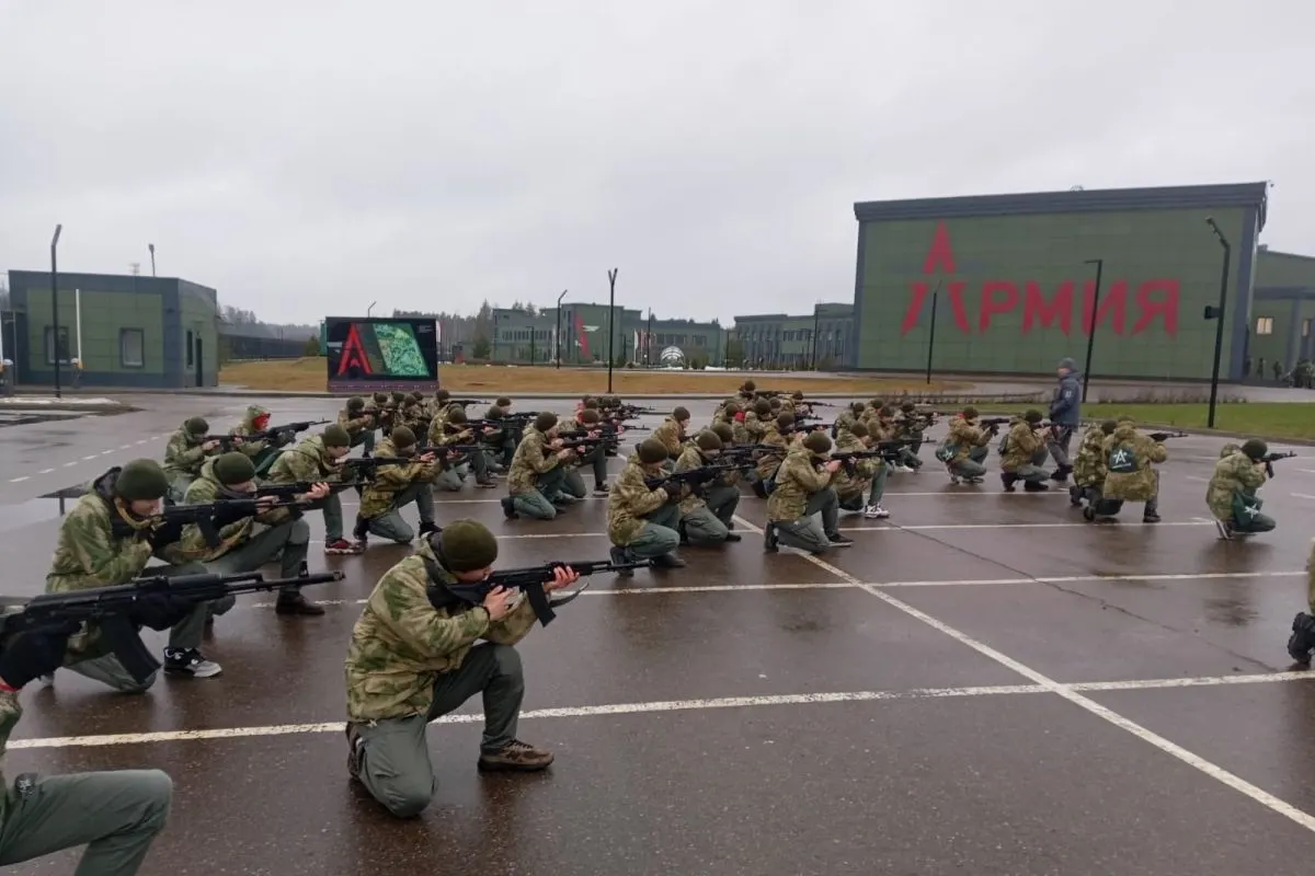 За последние пять лет на создание и работу центров обязательных военных сборов для школьников направлено минимум 50 млрд руб. Большая часть средств ушла на сеть «Авангард» и центры «Воин», планируется расширение инфраструктуры по всей стране.