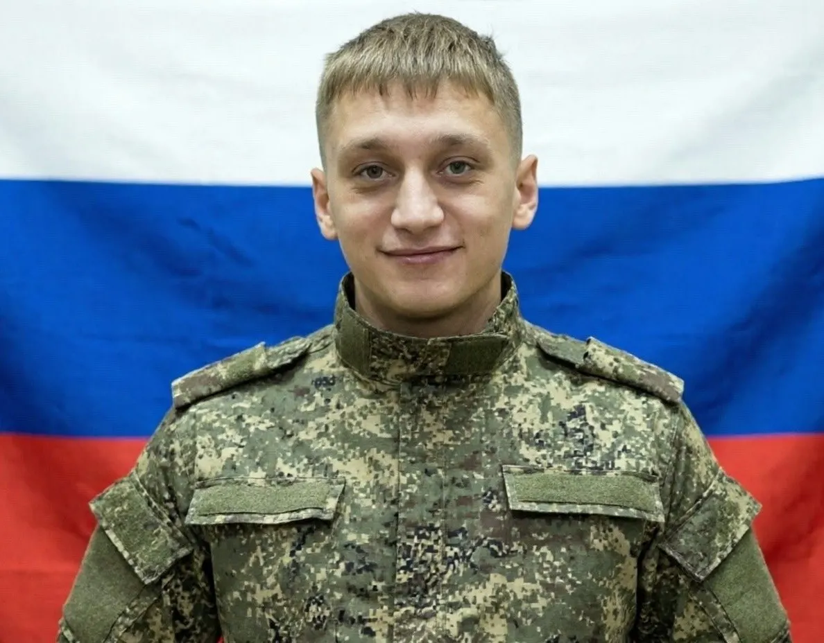 23-летний студент из Бурятии подписал контракт в январе, прошёл обучение операторов БПЛА и погиб под Луганском через три месяца службы; семья утверждает, что студентов вербовали прямо из колледжа.