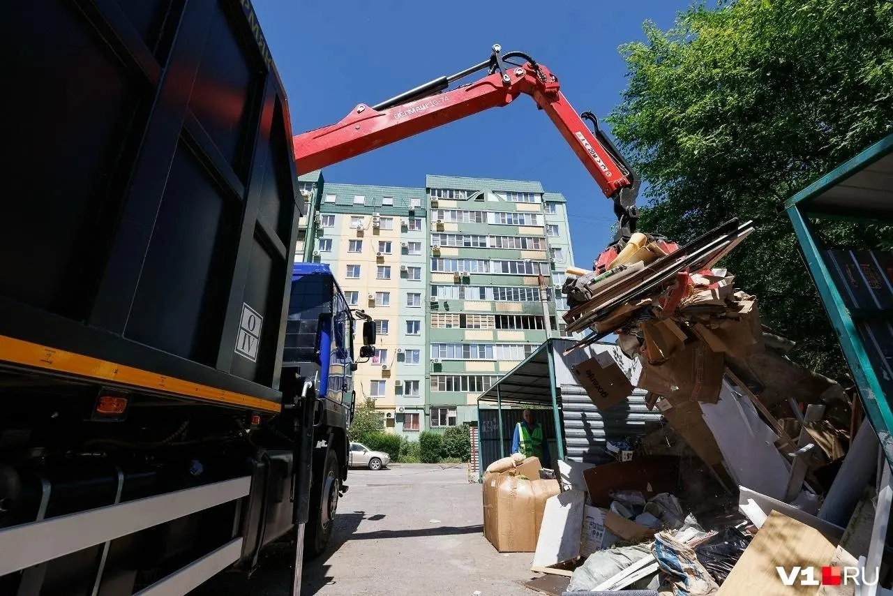Крупные ломовозы привезли в город для вывоза громоздких свалок. Региональный оператор заявляет, что убирать мусор должны собственники участков и муниципальные службы, а неудобный подъезд часто создают сами жители.