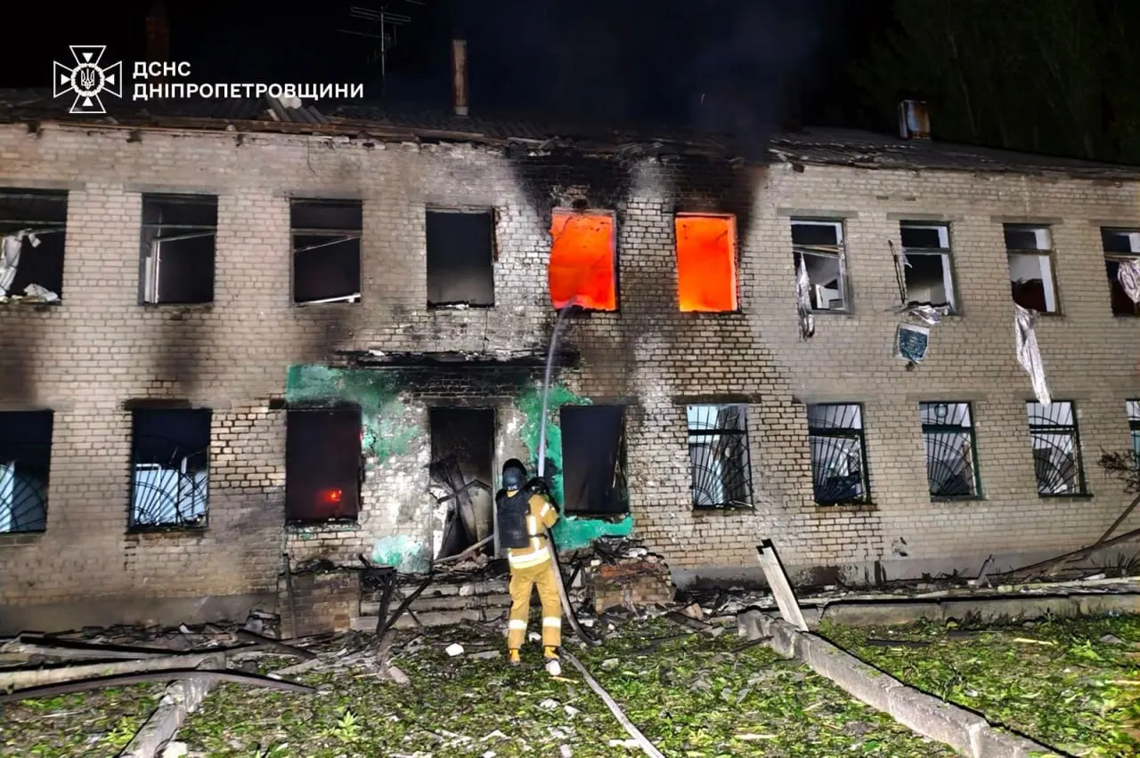 За ночь ПВО сообщили о сотнях сбитых БПЛА над несколькими регионами, в Новороссийске горела нефтебаза, есть раненые в зоне боевых действий, МВД объявило Гарри Каспарова в международный розыск, в Кызыле возбудили уголовное дело против воспитателей, Роспотребнадзор приостановил продажу ряда армянских вин и коньяков.