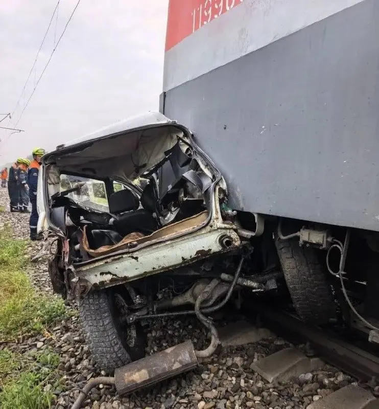 Автомобиль выехал на железнодорожные пути; водитель скончался, сообщили в Южной транспортной прокуратуре. Поезд «Адлер — Нижневартовск» с рельсов не сошел.