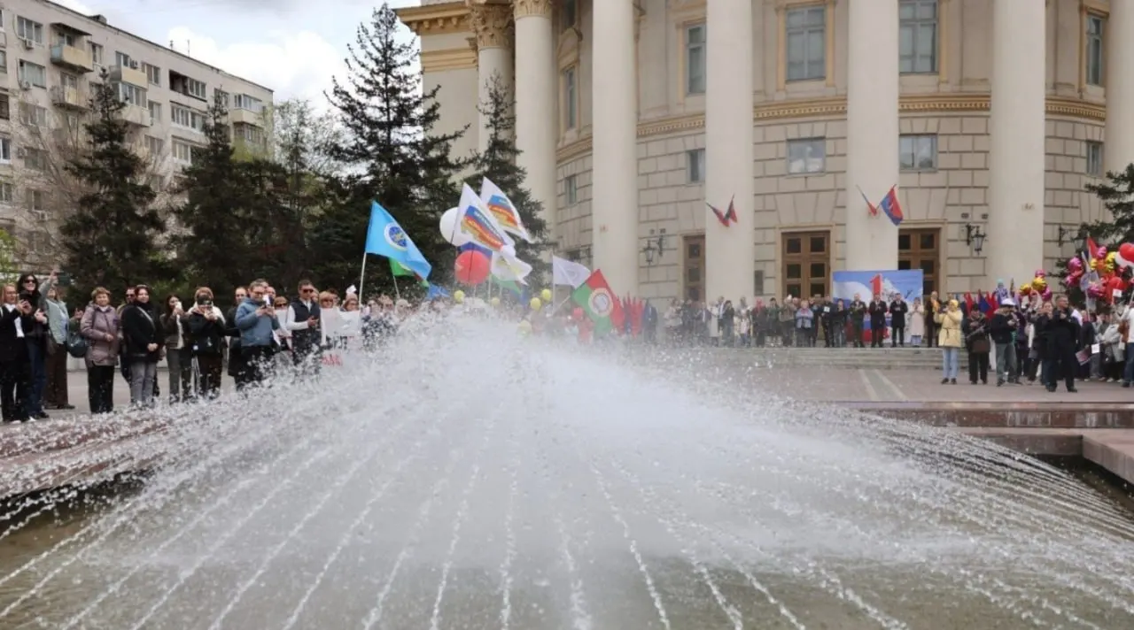 У ДК Профсоюзов состоялся краткий праздничный митинг: около десяти минут поздравлений, детских стихов и танцевальный номер, затем участников пригласили на концерт.