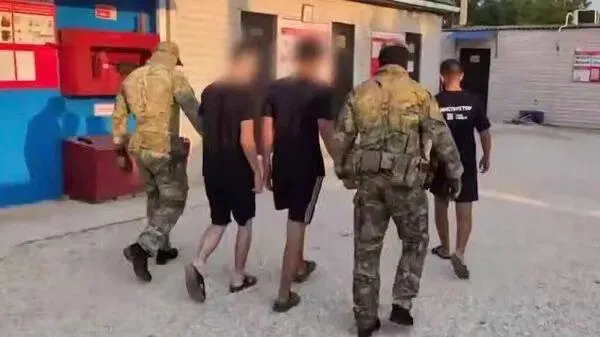 Следствие утверждает, что в мае подростки по указанию куратора совершили серию поджогов объектов железнодорожной инфраструктуры; им предъявлены обвинения в террористических актах, вовлечении и легализации доходов.
