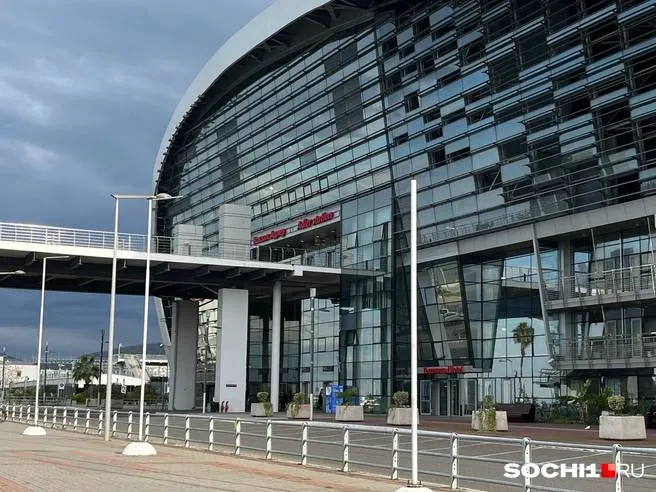 Антимонопольная служба раскрыла антиконкурентный сговор операторов парковок, из‑за которого выросли цены у вокзалов в Сочи. Арбитражный суд поддержал позицию ФАС и обязал снизить тарифы.