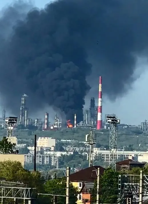 Ночью беспилотники атаковали Сызрань и районы Белгородской области. В Сызрани подтверждены два погибших и сообщения о пожаре на местном НПЗ, в Белгородской области трое получили ранения. Минобороны сообщает об отражении 121 беспилотника.