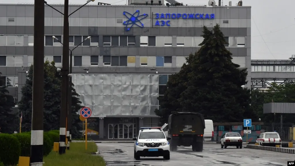Эксперты МАГАТЭ прибыли на станцию для осмотра места удара по шестому энергоблоку. Стороны взаимно обвиняют друг друга, на станции также сообщили о новом ударе по транспортной инфраструктуре.