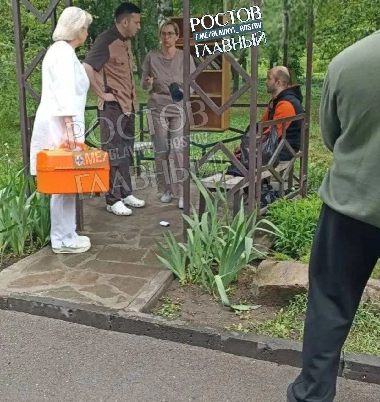 В парке Октября мужчина потерял сознание. Прохожие вызвали скорую, а врач из соседнего медцентра — по профессии гинеколог — оперативно пришёл на помощь и позвал реаниматолога.