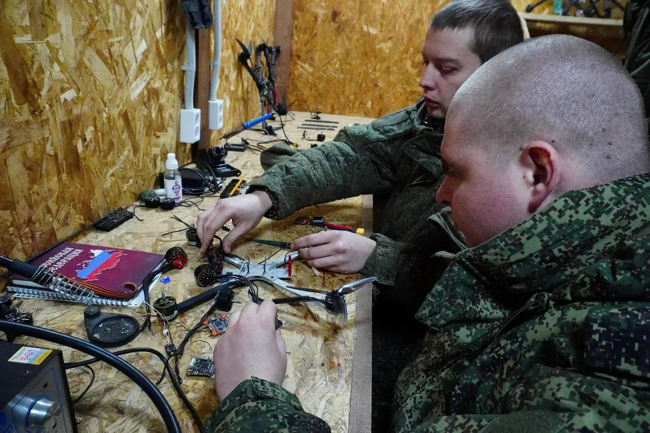 В учебном центре БпС Южного военного округа в Ростовской области проводят курсы по управлению FPV‑дронами и разведывательными БПЛА; выпускникам выдают государственный диплом, при заключении контракта положены выплаты.