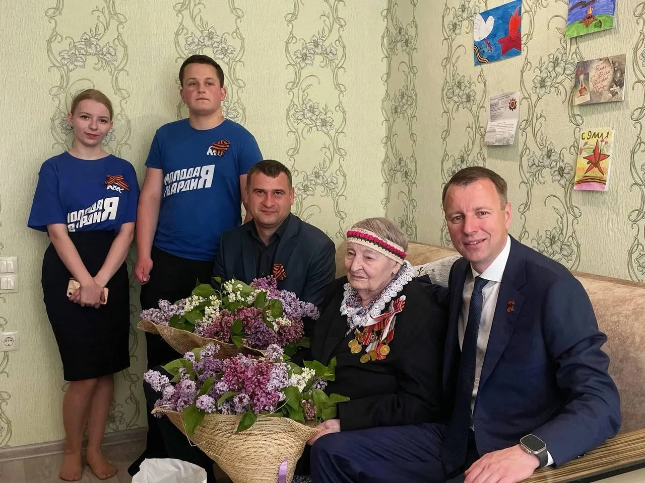 Алексей Волоцков посетил ветерана Великой Отечественной войны, с которой знаком более двадцати лет, и поздравил её с наступающим праздником.