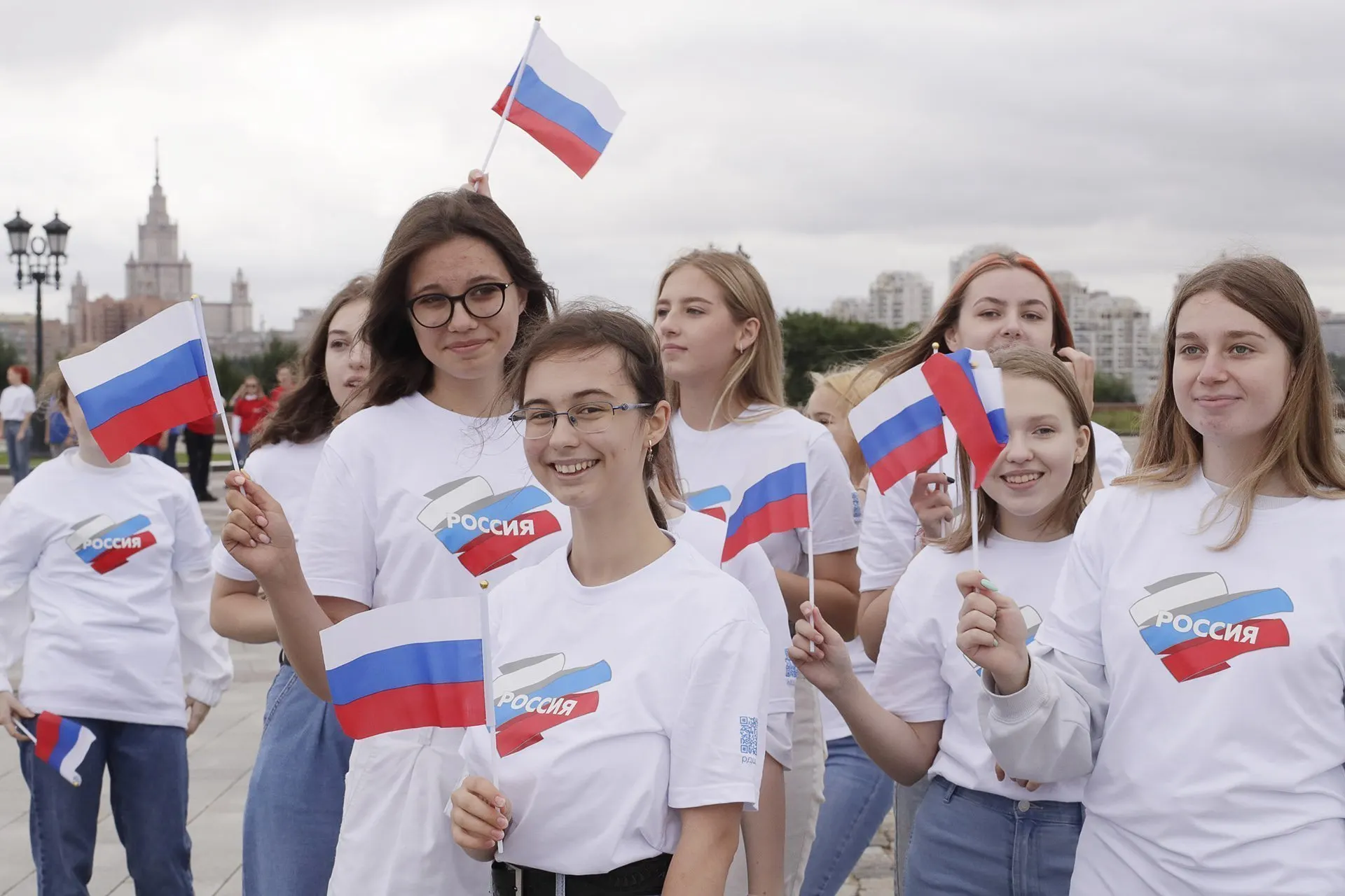 Власти резко увеличили расходы на патриотическое воспитание молодёжи и ввели сложную систему показателей эффективности. Эксперты сомневаются, что методики действительно отражают реальные установки и влияние программ.
