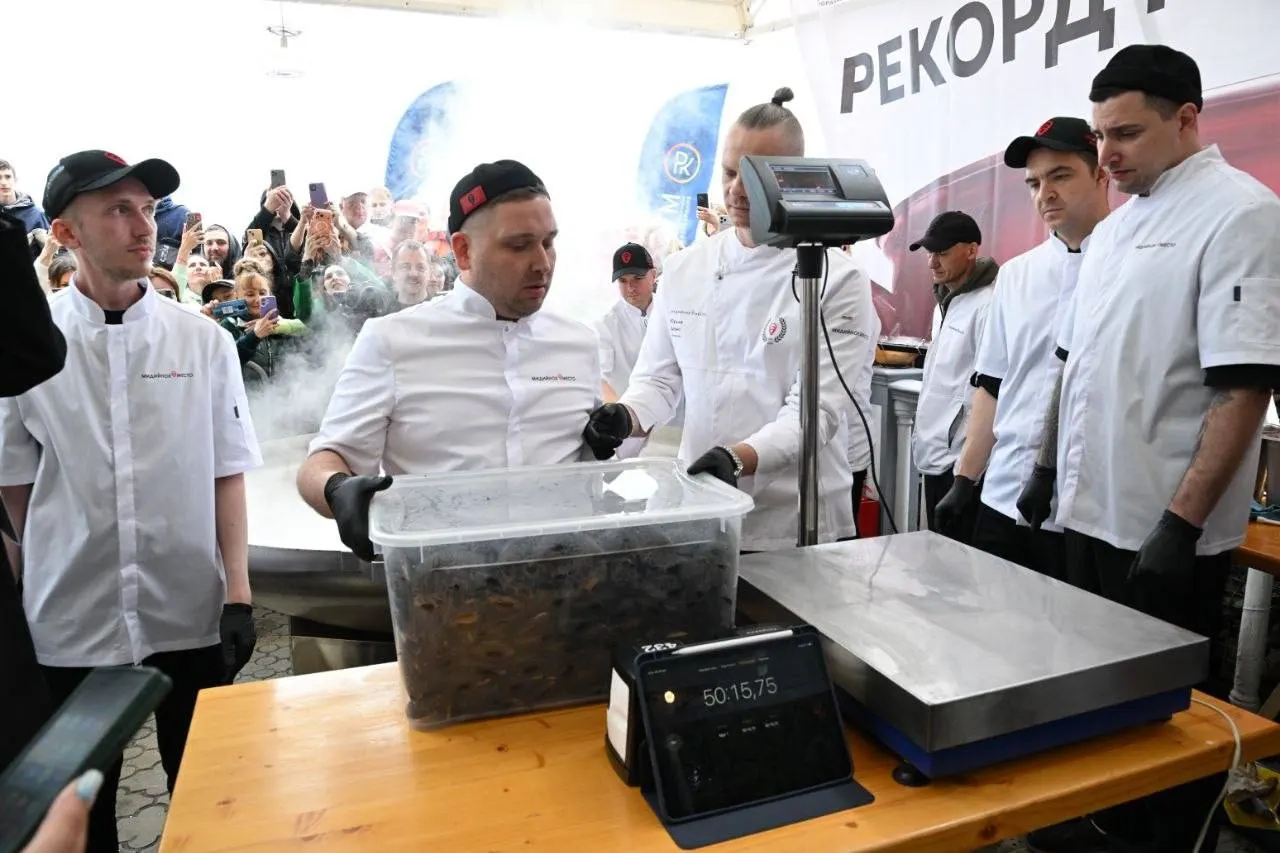 На праздновании Дня города в Сочи испекли хачапури весом 30 кг и диаметром 1,7 м, а на набережной сварили 225 кг мидий — гости могли угощаться прямо на пляже.