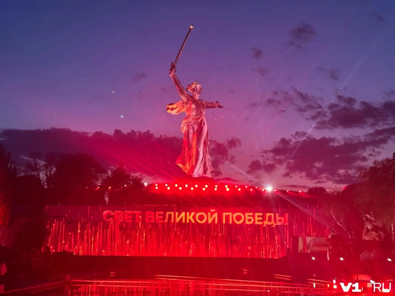 Первое выступление проходит в закрытом формате для VIP‑гостей и журналистов; для публики площадка откроется после 23:00, до этого доступна онлайн‑трансляция.