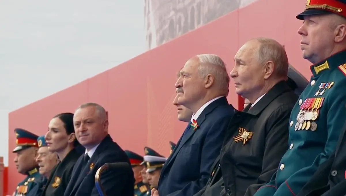 На трибуне парада Победы рядом с ветераном Великой Отечественной войны впервые разместили участника СВО. В обращении глава государства подчеркнул священный характер праздника и связь подвигов прошлого с нынешними военными усилиями.