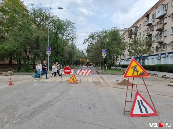 На Советской вскрывают недавно уложенный асфальт — коммунальщики готовят замену прогнившего участка тепловой сети, чтобы провести работы в ближайшие выходные.