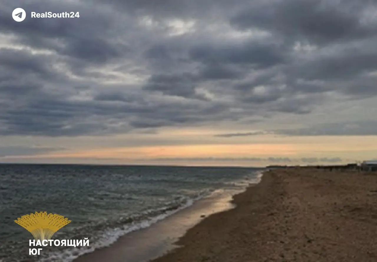 В станице Благовещенской центральный пляж готовят к открытию без полноценной засыпки: привезённый песок вызывает сомнения, а очистка побережья затрагивает в основном центральные и «элитные» участки.