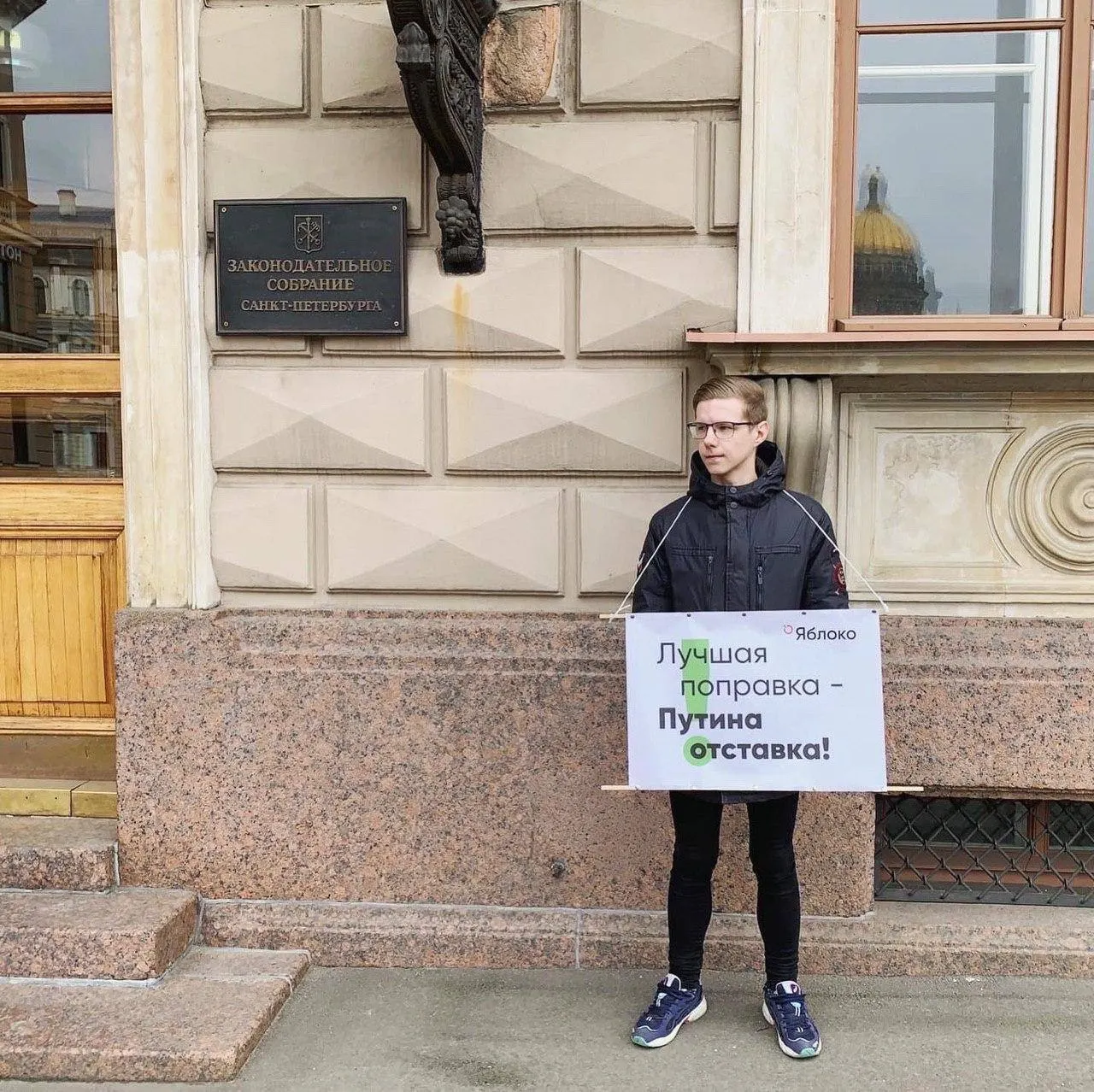 Вадим Ваганов объявлен в федеральный розыск. Точная уголовная статья не названа; ранее на него были наложены административные штрафы по закону об «иностранных агентах» и по статье о «ЛГБТ‑пропаганде».