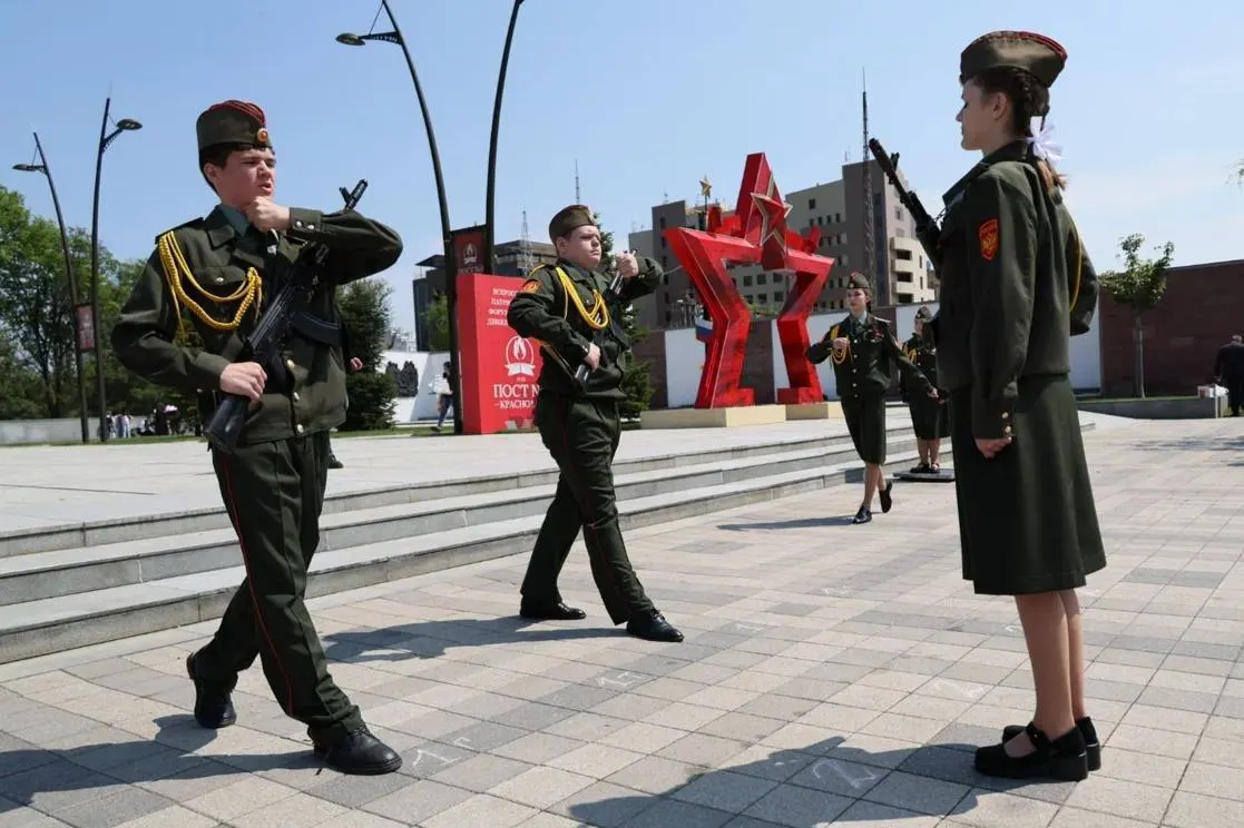 У Вечного огня в Краснодаре запущен новый формат патриотического дежурства — Вахта Памяти будет работать круглосуточно. В карауле — победители смотров и активисты патриотических клубов.