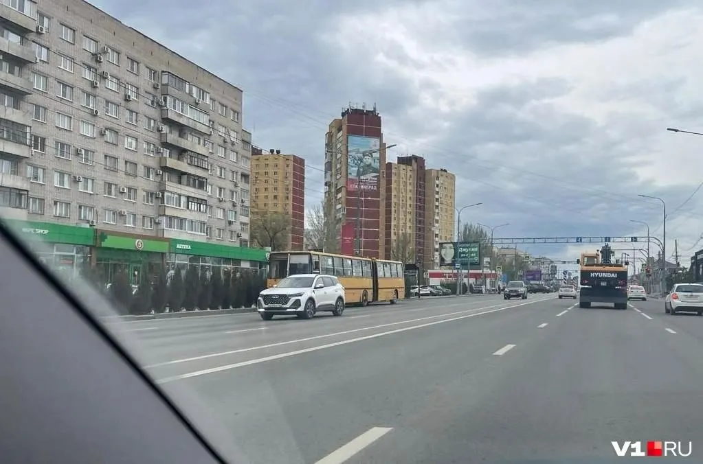 Раньше эти автобусы ходили по городским маршрутам; сейчас их чаще видят летом и на дачных линиях. Один из них заметили на улице Рокоссовского.