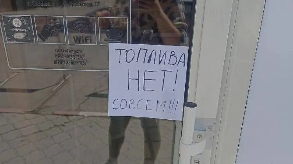 В аннексированном Крыму с 31 мая вводятся талоны на бензин АИ-95 и ограничение на розничную продажу АИ-92. Перебои связывают с ударами по НПЗ и нарушениями логистики; правительство ужесточило контроль за выпуском топлива.